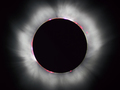 Całkowite zaćmienie Słońca we Francji 11 sierpnia 1999 roku. Widoczna korona słoneczna. Fot. Luc Viatour. Źródło: http://commons.wikimedia.org/wiki/File:Solar_eclipse_1999_4_NR.jpg, dostęp: 17.03.15

